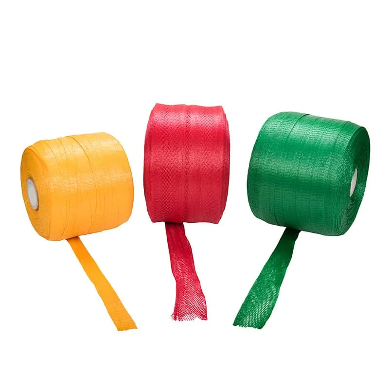 Rollos de malla tubular tejida en amarillo, rojo y verde